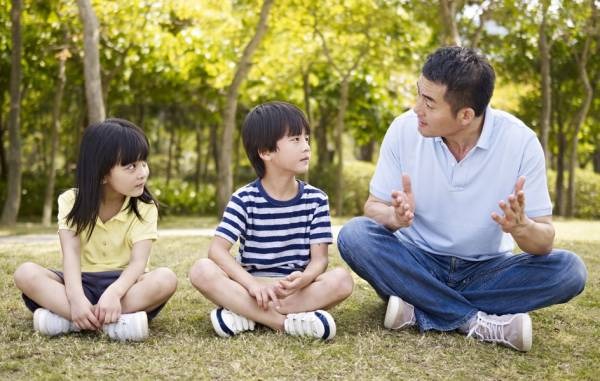 Thường xuyên nói chuyện với con